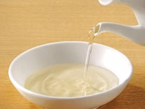 Giấm: Hòa 20ml giấm gạo hay giấm nếp vào 2 lít nước ấm, ngâm chân trong vòng 20 phút, mỗi ngày một lần, thực hiện liên tục trong 1 tuần sẽ thấy hiệu quả bất ngờ.