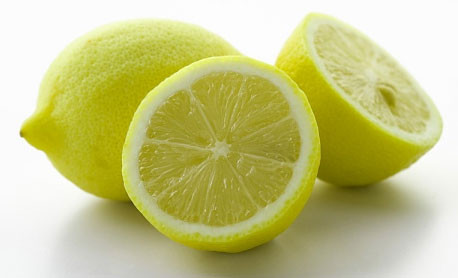 Sử dụng chanh tươi. Chanh có chứa hàm lượng axit cao giúp làm sạch mồ hôi chân, đồng thời mùi hương của chanh cũng giúp xoa dịu mùi khó chịu do mồ hôi chân gây ra. Sau khi rửa chân sạch sẽ, bạn dùng nước cốt chanh thoa vào hai bàn chân, để trong 15 phút rồi rửa lại với nước sạch, thực hiện đều đặn hàng ngày sẽ giúp chân bạn khô ráo sạch sẽ và giảm bớt mùi hôi chân khó chịu.