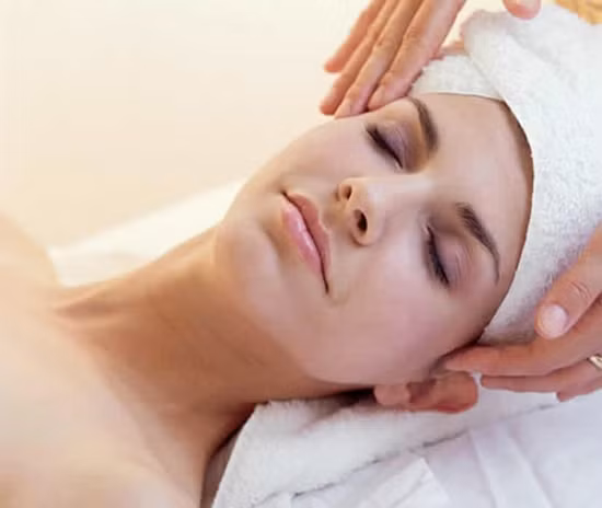Massage. Đừng bỏ qua tầm quan trọng của các bài tập thể dục tuần hoàn máu nhẹ nhàng cho làn da, nó sẽ giúp bạn cải thiện độ sáng và săn chắc của da, làm làn da hồng hào, rất gợi cảm và hấp dẫn.