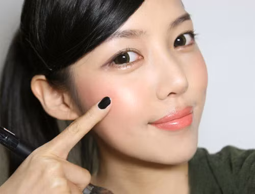 Má hồng. Nhấn nhá thêm chút má hồng sẽ giúp bạn trông tươi sáng và rạng rỡ hơn ngay tức thì. Phấn má hồng là người bạn hoàn hảo cho những ngày mệt mỏi.