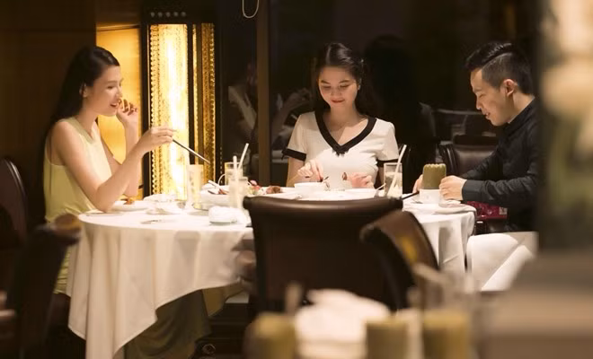 Ông bầu cùng hai người mẫu đinh của công ty Venus dùng bữa tối trong lúc bàn bạc công việc.