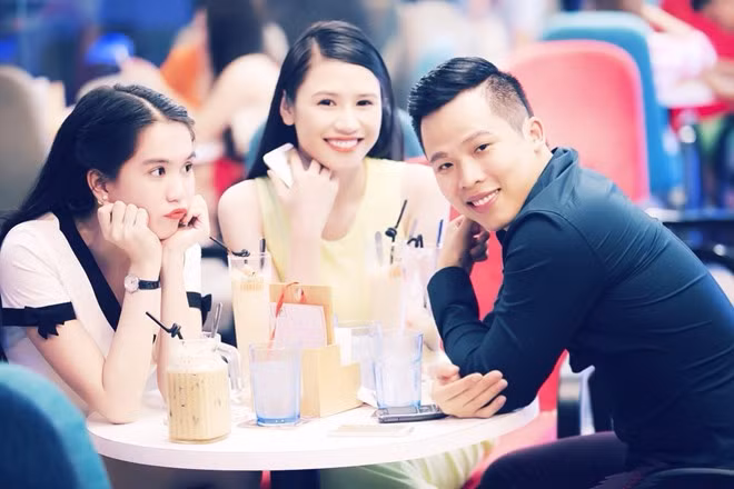 Cả hai dùng nước sau bữa tối thịnh soạn.