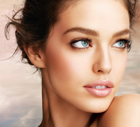 Hết phấn tạo khối. Một số màu sắc của bột màu mắt như nhũ đồng, màu ngọc trai… cực kì hữu ích, bạn có thể tận dụng chúng để tạo khối trên gò má hoặc sống mũi, cho gương mặt thêm góc cạnh và sắc nét.