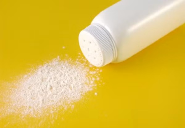 Hết phấn bột. Phấn bột em bé hút ẩm cũng khá tốt, bạn cũng có thể thay phấn rôm cho phấn bột. Cách chữa cháy này thích hợp cho nàng nào da sáng một tí nhé. Da hơi ngăm thì không được đâu. Phủ một ít phấn bột lên da bằng cọ hoặc bông phấn để hoàn tất lớp nền, bạn hoàn toàn có thể yên tâm về độ thấm hút dầu của nó.