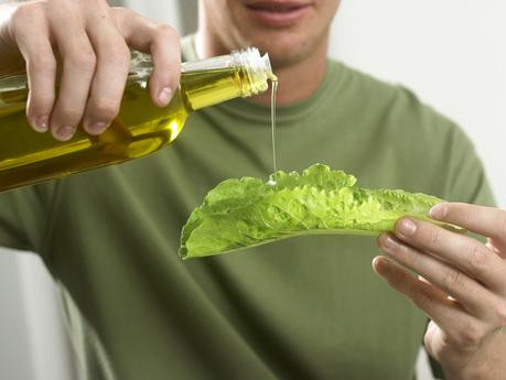 Sử dụng quá nhiều dầu. Ngay cả dầu oliu, một loại dầu chứa chất béo tốt cho sức khỏe cũng sẽ khiến bạn tăng cân nhanh chóng vì một muỗng canh dầu chứa đến 125 calories. Khi nấu ăn, bạn có thể bị mất tập trung và sử dụng nhiều dầu hơn lượng cần thiết.