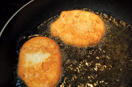 Sai lầm trong việc sử dụng dầu ăn. Rất nhiều người thường thích ăn đồ ăn được chế biến bằng dầu ăn, nhưng phải là chế biến ở nhiệt độ cao. Thói quen này chính là chờ cho tới khi dầu ăn sôi và bốc khói thì mới cho thức ăn vào chế biến. Đây là cách làm hoàn toàn không khoa học. Nhiệt độ cao không những làm ảnh hưởng, phá vỡ chất dinh dưỡng có trong dầu ăn và còn sản sinh ra các chất độc là nguyên nhân dẫn tới căn bệnh ung thư.