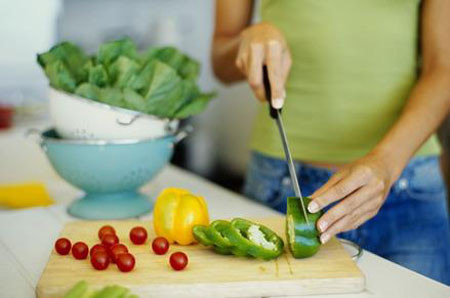 Quá tuân thủ vào công thức nấu ăn. Nếu như quá tuân thủ vào công thức, bạn sẽ bỏ qua một số mẹo nhỏ để giảm đi lượng calories trong món ăn. Ví dụ, nếu như công thức cần một chén kem tươi, hãy thử thay thế bằng quả bơ nghiền hoặc sữa chua. Những thay đổi tương tự sẽ giúp mùi vị thức ăn không khác nhiều nhưng lại có thể cắt bớt calories.