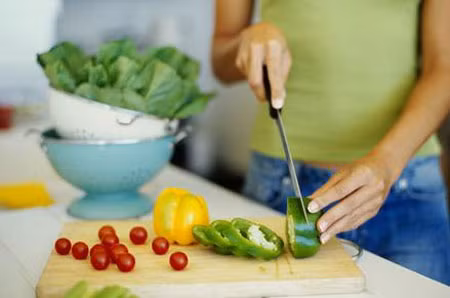 Quá tuân thủ vào công thức nấu ăn. Nếu như quá tuân thủ vào công thức, bạn sẽ bỏ qua một số mẹo nhỏ để giảm đi lượng calories trong món ăn. Ví dụ, nếu như công thức cần một chén kem tươi, hãy thử thay thế bằng quả bơ nghiền hoặc sữa chua. Những thay đổi tương tự sẽ giúp mùi vị thức ăn không khác nhiều nhưng lại có thể cắt bớt calories.