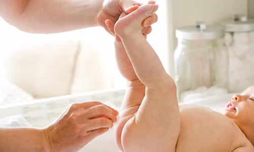 Khi muốn lau và vệ sinh vùng kín, bạn nên dùng khăn vải mềm chấm nhẹ thay vì trà xát mạnh, sẽ gây nên những tổn thương cho vùng da nhạy cảm nơi đây.