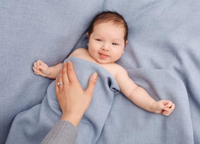 Nếu chị em nhận thấy vùng kín của bé có bất cứ sự thay đổi bất thường nào như ngứa ngáy, màu lạ xuất hiện, bất chợt có dịch tiết âm đạo hoặc vùng kín bốc mùi… thì hãy nhanh chóng đưa bé đến bác sĩ thăm khám ngay lập tức. Đây có thể là những dấu hiệu của nhiễm trùng vùng kín cần được điều trị kịp thời.