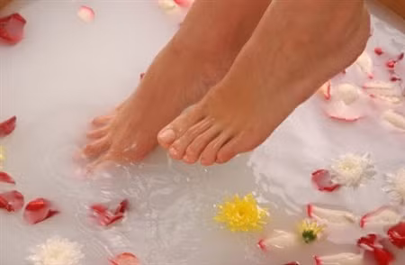 Ngâm chân. Đôi bàn chân hằng ngày phải di chuyển, vận động rất nhiều vì thế hãy dành 15-20 phút mỗi ngày ngâm chân để nó có cơ hội được nghỉ ngơi, thư giãn như chính cơ thể chúng ta. Đơn giản nhất bạn có thể sử dụng nước ấm hoặc hòa tan 2 thìa muối biển trong nước ấm để ngâm. Sau đó dùng những viên đá cuội to, nhẵn để massage dọc mu và lòng bàn chân hay chà hai chân và các ngón chân vào nhau để tẩy tế bào chết và thanh lọc độc tố.