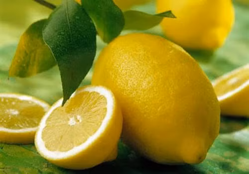 Chanh. Chanh chứa nhiều axit tự nhiên, có tác dụng làm sạch các bụi bẩn, lại vừa giúp kháng khuẩn, đóng vai trò tích cực trong việc dưỡng mềm và chống nứt nẻ gót chân. Mỗi tuần hai lần, bạn ngâm chân trong chậu nước ấm, vắt 1/2 quả chanh vào đó, rồi dùng đá mài kỳ cọ nhẹ nhàng phần gót chân, giúp lấy đi phần chai dễ dàng và làm mềm da.