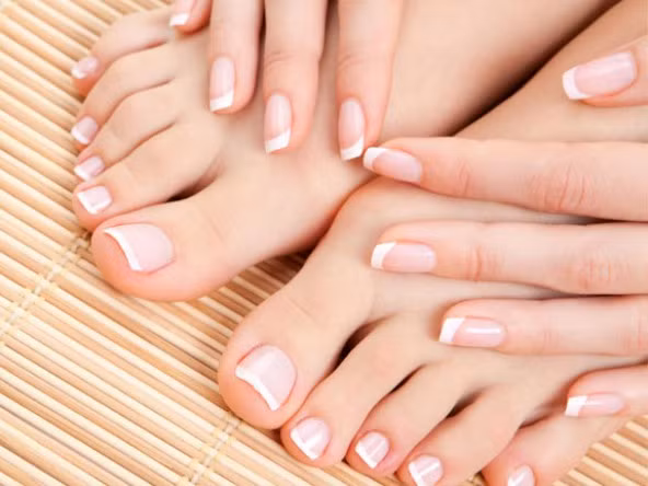 Vệ sinh móng chân. Những lần làm đẹp bằng sơn móng có thể làm cho móng chân của bạn xỉn vàng, thô sần. Để loại bỏ những vấn đề trên, hãy dùng chanh, kem đánh răng hoặc hỗn hợp bột baking soda với nước chà lên móng rồi rửa lại bằng nước ấm.