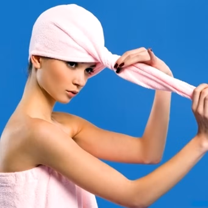 Lau tóc phải đúng cách. Sau khi gội đầu, dùng khăn thấm nhẹ tóc, không nên vò tóc, xoa tóc vì làm như vậy sẽ gây rối tóc và khô tóc. Cũng không nên vuốt cho tóc hết nước vì sẽ làm tóc chổng đuôi. Cách tốt nhất là dùng khăn thấm và bóp tóc. Khi chải đầu, nên dùng lược răng thưa.