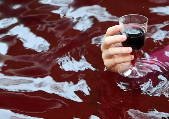 Sữa tắm láng mịn da. Không chỉ có tác dụng với da mặt, rượu vang còn giúp bạn làm đẹp da toàn thân và mang đến vẻ căng bóng, mịn màng. Khi tắm, hãy cho thêm vào nước tắm 5 chén nhỏ rượu vang và ngâm mình thư giãn khoảng 15 - 20 phút. Nhớ massage da nhẹ nhàng để dưỡng chất thẩm thấu đều và phát huy tác dụng.