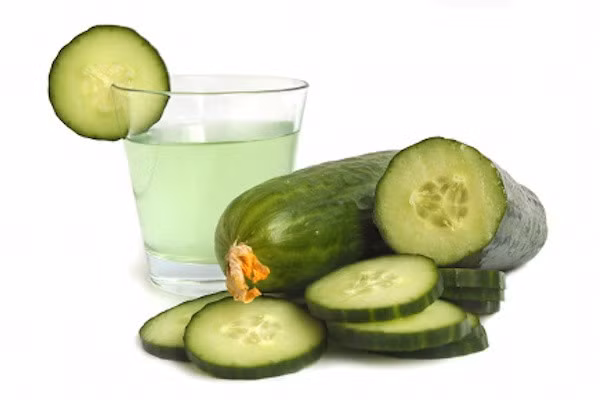 Ngoài cách đắp mặt nạ, dưa chuột còn được dùng để ngâm rượu. Dưa chuột cắt ra ngâm trong rượu trắng, để ngấm chừng một tháng sẽ có tác dụng làm mát da, trị bỏng nắng, làm lành các chứng viêm sưng, giảm đau và trị da nhờn.