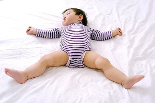 6. Tăng lượng nước tiểu được sản xuất ở thận. Vào ban đêm, để giảm lượng nước tiểu sản xuất ở thận, não sẽ sản xuất ra hoóc môn asopressin, có tác dụng trong việc tăng tái hấp thu nước vào máu. Lượng nước tiểu được sản xuất về đêm giảm cho phép trẻ ngủ tới tận sáng mà không phải thức dậy để đi tiểu.