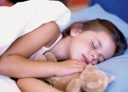 2. Trẻ không thể thức dậy để đi tiểu. Theo các nghiên cứu mới nhất, trong tất cả các giai đoạn của giấc ngủ, trẻ đều có thể đái dầm. Ngoài ra, các nhà khoa học còn phát hiện, khi ngủ, một số trẻ không thể đáp ứng với các tín hiệu bên trong cơ thể, có nghĩa là khi bàng quang đạt dung tích tối đa, trẻ đái dầm không có khả năng tỉnh giấc.