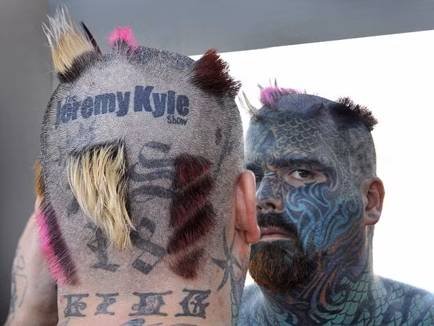 Để thỏa mãn sở thích xăm mình dường như đã trở thành cơn nghiện của mình, Vua xăm mình nước Anh - Mathew Whelan, sống tại Birmingham, Anh đã chi hơn 30.000 bảng Anh (khoảng 1,05 tỷ đồng) để xăm kín khắp cơ thể mình.