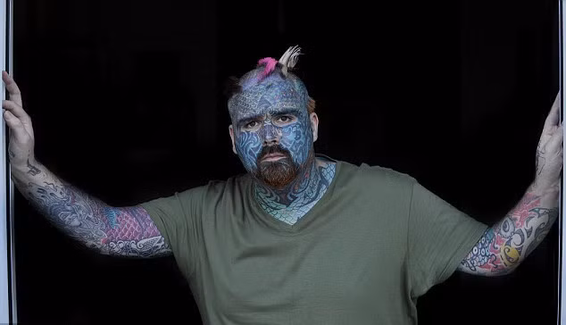 90% cơ thể anh được bao phủ bởi nhiều hình xăm 3D khác nhau.