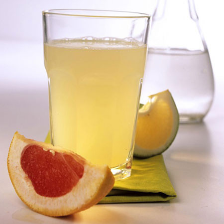 Nước ép bưởi làm trắng da: Nước ép bưởi đã được chứng minh là rất tốt cho cơ thể, không những thế nó còn ngăn ngừa lão háo giúp da trắng dần lên. Vậy nên chỉ cần uống nước ép bưởi mỗi ngày cũng là cách làm đẹp da đơn giản nhất nuôi dưỡng da trắng dần lên hằng ngày. Mỹ phẩm hạn chế với công dụng chỉ làm trắng da tạm thời. Còn bưởi nuôi dưỡng từ bên trong, cắt đứt gốc rễ melanin mang lại làn da trắng đẹp bền vững.