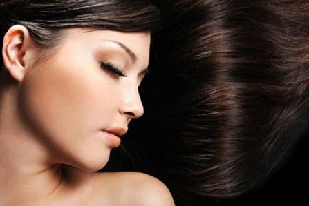 Mượt tóc. Từ lâu vỏ bưởi, hoa bưởi đã được biết đến với công dụng làm mượt và chữa rụng tóc. Để có được mái tóc mềm mượt chắc khỏe, bạn nên dùng vỏ bưởi đun nước gội đầu, hoặc bóp tinh dầu vỏ bưởi trực tiếp lên tóc.