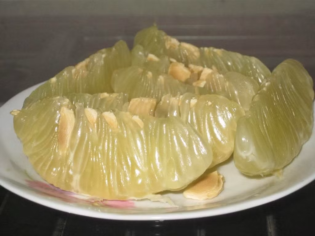 Bên cạnh vỏ bưởi, cùi bưởi và hạt bưởi cũng là bí quyết trị bệnh tuyệt vời dành cho chúng ta. Trong cùi bưởi và hạt bưởi có chứa một lượng lớn pectin – chất này có tác dụng tăng độ nhớt của máu và có một số công dụng trị bệnh như: Kích thích tiêu hóa, giảm béo: Pectin có tác dụng tăng hiệu suất hấp thụ dưỡng chất trong thức ăn làm chúng ta có cảm giác no lâu, từ đó giảm lượng calo hấp thụ vào cơ thể và giúp bạn giảm béo.