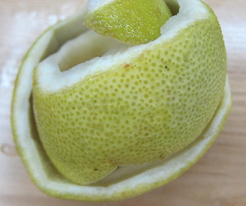 Chống lão hóa da: Vỏ bưởi có chứa một lượng lớn tinh dầu. Tinh dầu có trong vỏ bưởi có tác dụng kích thích sự sản xuất collagen, tái tạo các tế bào da mới, chống lão hóa da giúp cho làn da của chúng ta săn chắc và khỏe mạnh.