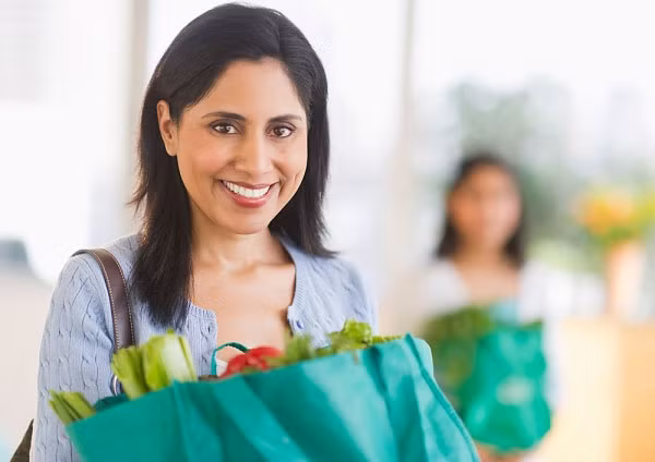 Sau phẫu thuật cơ thể thường mất nhiều lượng vitamin C, vitamin B1, B2.. sẽ gây ra những rối loạn trao đổi chất, cơ thể không hấp thu được các dưỡng chất từ bên ngoài. Vì vậy chị em cần bổ sung vitamin từ việc ăn nhiều rau tươi và trái cây đảm bảo an toàn, sạch, dễ tiêu hóa.