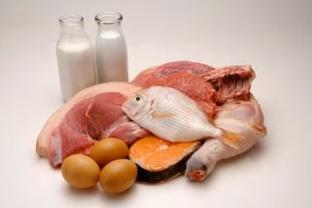 Bổ sung protein chất lượng cao để phòng tình trạng thiếu máu do thiếu sắt. Cách bổ sung hợp lý và an toàn nhất là sử dụng các loại thực phẩm như cá tươi, thịt gà, thịt lợn, trứng, sữa, đậu và các chế phẩm từ đậu nành.