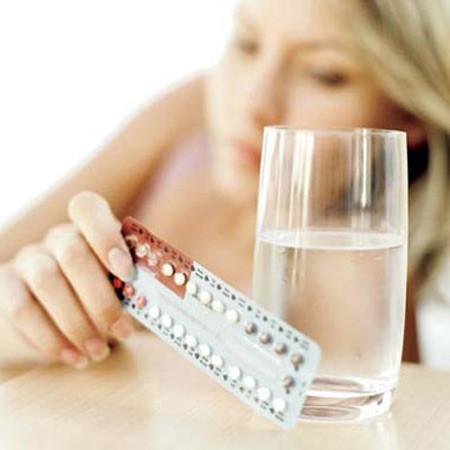 Vì cơ thể dễ đổ mồ hôi dẫn đến mất nước, phụ nữ mang thai ngoài tử cung cũng cần chú ý phải uống nước thường xuyên, làm giảm sự bay hơi nước của cơ thể.