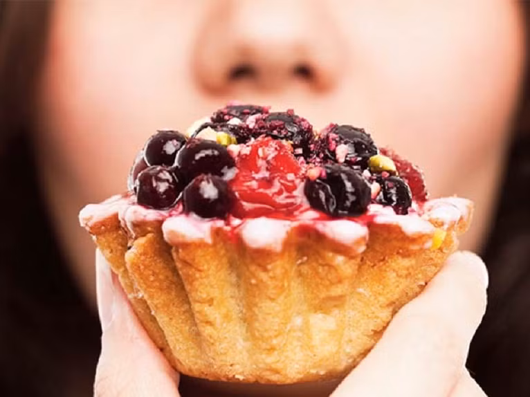 Sai lầm 1: Chế độ ăn uống gây ra mụn trứng cá? Hiện chưa được đủ bằng chứng khoa học để chứng minh điều này. Thực tế không có một loại thực phẩm nào có thể gây ra mụn. Tuy nhiên, có một số người đã được nói rằng việc ăn một số loại thực phẩm nhất định như đồ ăn có dầu, thức ăn nhanh và chocolate có khả năng chịu đựng sự bùng phát của mụn trong những ngày hôm sau. Tất cả đều phụ thuộc vào cơ thể và việc ăn các loại thực phẩm phù hợp có thể giúp loại trừ mụn trứng cá.