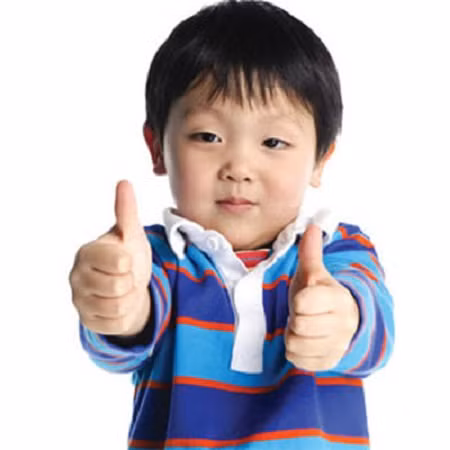 Khi bé tự đòi đi vệ sinh, cần phải khen ngợi và tỏa ra cho cháu biết rằng điều đó làm cho bạn rất hãnh diện về cháu. Cha mẹ và cô giáo ở nhà trẻ cùng dùng những từ giống nhau để nói về việc đi vệ sinh và khêu gợi những cử chỉ, hành động, lời nói của bé để báo động cho người lớn biết việc bé đi vệ sinh.