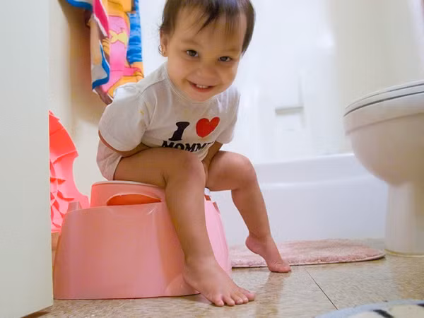 Đề nghị trẻ ngồi bô ở những thời điểm tương đối đều đặn mà không bắt buộc trẻ. Tập cho trẻ ngồi không quá 5 phút. Cha mẹ có thể đọc hoặc kể một câu chuyện cho trẻ nghe trong 5 phút ngồi bô, hoặc chính trẻ tự xem sách.