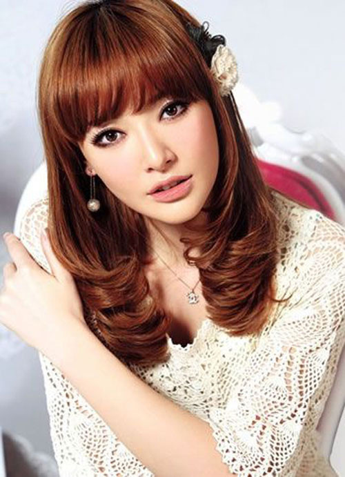 Kiểu tóc phù hợp. Lựa chọn kiểu tóc phù hợp sẽ che đi những khuyết điểm trên gương mặt và làm cho khuôn mặt của bạn trông thanh tú hơn. Với khuôn mặt tròn nên để kiểu tóc dài hơn chiều dài cằm. Tránh các kiểu tóc xoăn vì sẽ làm cho gương mặt bạn trông bầu bĩnh hơn.