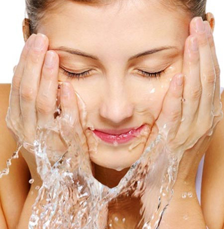 Sử dụng nước lạnh rửa mặt một vài lần trong ngày hay trà những viên đá lên vùng nhiều thịt trên khuôn mặt. Những nhà nghiên cứu y khoa đã chứng minh rằng tắm trong nước lạnh có thể làm giảm chất béo bằng cách đốt cháy bớt calo trong cơ thể. Nước lạnh hoặc đá giúp giảm những chỗ béo phị trên mặt, làm se khít lỗ chân lông bị hở và loại bỏ quầng thâm quanh mắt.