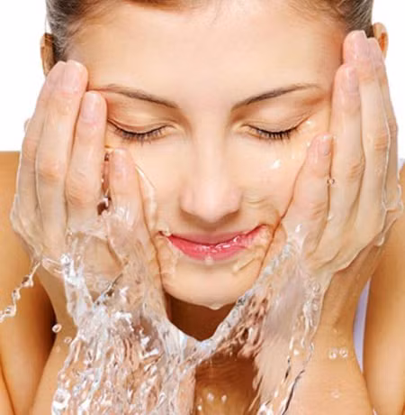 Sử dụng nước lạnh rửa mặt một vài lần trong ngày hay trà những viên đá lên vùng nhiều thịt trên khuôn mặt. Những nhà nghiên cứu y khoa đã chứng minh rằng tắm trong nước lạnh có thể làm giảm chất béo bằng cách đốt cháy bớt calo trong cơ thể. Nước lạnh hoặc đá giúp giảm những chỗ béo phị trên mặt, làm se khít lỗ chân lông bị hở và loại bỏ quầng thâm quanh mắt.