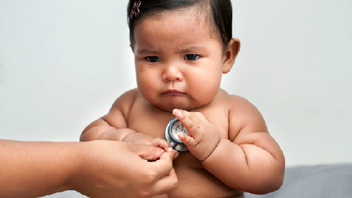 Trẻ sơ sinh nặng hơn 3,8kg trông bụ bẫm khoẻ mạnh nhưng thực chất những em bé này có nguy cơ thường trực là hạ đường huyết sau khi sinh do nồng độ insulin của người mẹ rất cao và sau khi sinh thì bị tụt xuống nên hệ thống nội tiết của em bé chưa thích nghi kịp. Hiện tượng này kéo theo một loạt hiện tượng như suy hô hấp, suy thở, suy tuần hoàn, suy tim, hạ thân nhiệt…