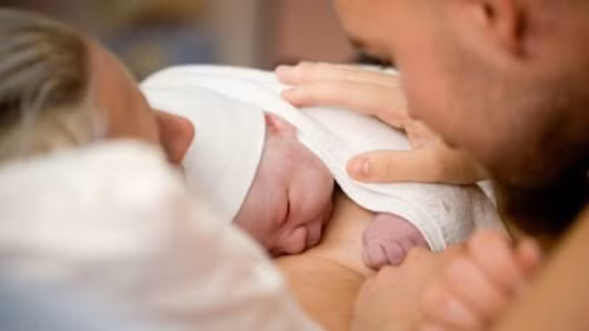 Con quá nặng cân khiến mẹ sinh khó. Đây cũng là ca sinh khó, khi thai nhi quá lớn được sinh ra, độ siết của cơ tử cung không đủ chắc chắn do bị dãn quá mức, dễ bị chảy máu gây băng huyết - một tai biến sản khoa cực kỳ nguy hiểm, nếu không cầm máu được có khi phải cắt tử cung, thậm chí đe dọa tính mạng.