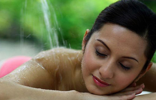 Thực hành thủy liệu pháp bằng cách tắm nước rất nóng dưới vòi sen 5 phút, để nước chảy trên lưng. Tiếp theo là xả nước lạnh trong 30 giây. Lặp lại điều này 3 lần, và nghỉ trên giường trong 30 phút.