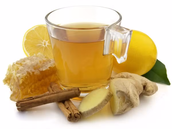 Nước uống gừng, chanh. Gừng, chanh cả hai đều tốt cho giải độc. Nước chanh có khả năng kích thích, tăng cường hoạt động của thận nên sẽ giúp cơ thể loại bỏ các chất không có ích thông qua nước tiểu. Chúng còn có khả năng thanh lọc gan và giúp hệ tiêu hóa hoạt động tốt. Gừng cũng có tác dụng giải độc tương tự. Một ly nước chanh hàng ngày với một chút gừng nó sẽ giúp loại bỏ độc tố khỏi cơ thể và làm sạch hệ thống hoàn toàn