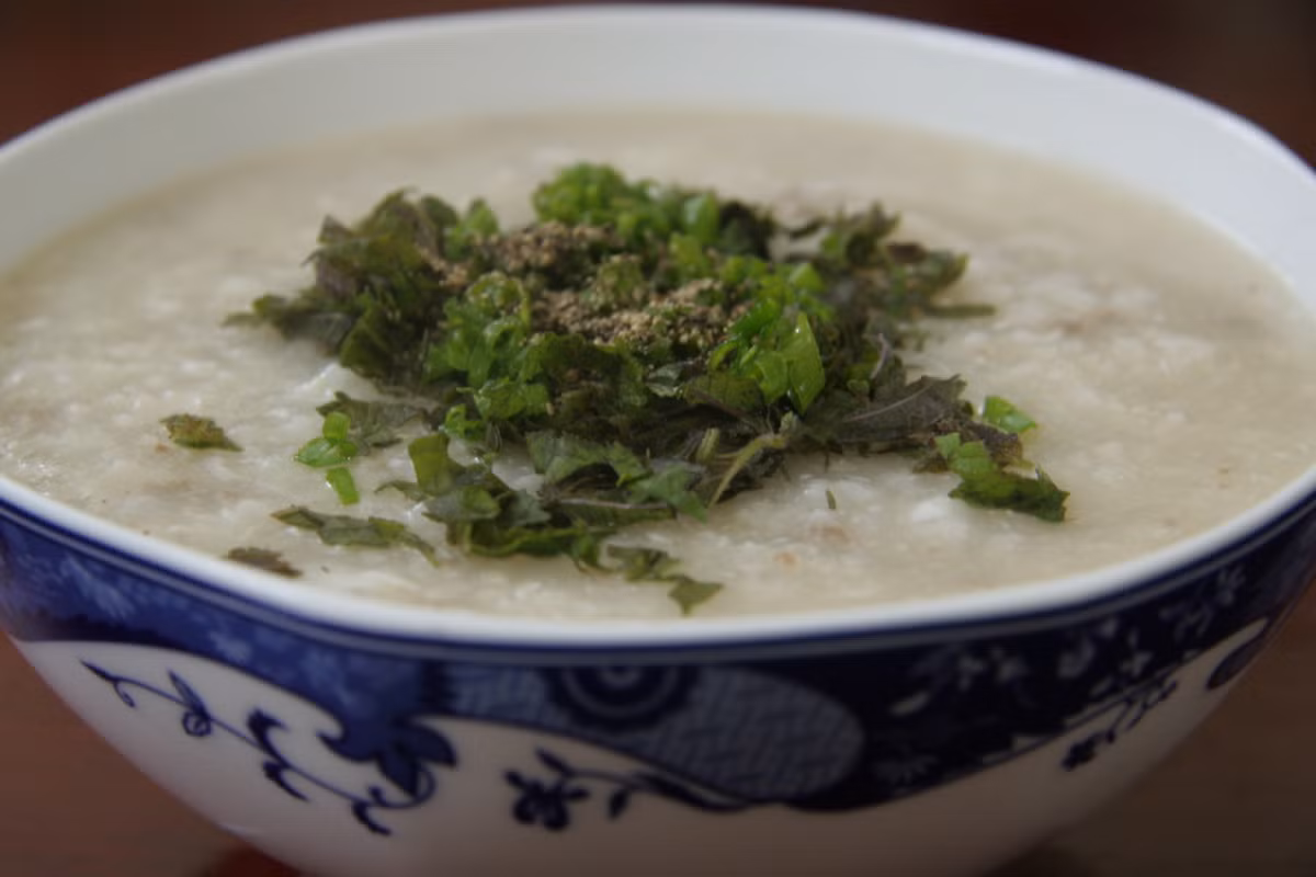 Ăn cháo hành, tía tô. Cháo hành, tía tô thường là bài thuốc chưa cảm cúm quen thuộc cho người lớn. Bài thuốc này cũng tốt với trẻ. Mẹ lưu ý thái nhuyễn rau cho bé dễ nuốt.