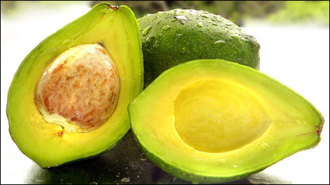 Quả bơ. Kết quả nghiên cứu được đăng trên Tạp chí Dinh dưỡng của Mỹ mới đây cho biết, ăn thêm một nửa quả bơ vào bữa trưa sẽ tạo cho chúng ta cảm giác no hơn và làm giảm cảm giác thèm ăn vặt.