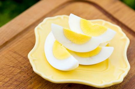 Trứng. Hàm lượng protein trong trứng giúp bạn cảm thấy no lâu hơn. Một nghiên cứu được thực hiện trên 30 phụ nữ thừa cân hoặc béo phì gần đây cho thấy protein có thể ngăn chặn sự gia tăng đột ngột lượng đường trong máu, vốn có thể giảm thiểu sự thèm ăn.