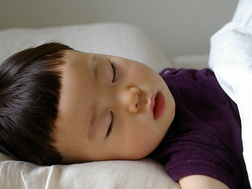 Mộng du hay thường gặp ác mộng: Theo nghiên cứu của trường Đại học Stanford, đa số trẻ mộng du bị ngưng thở tạm thời khi ngủ sẽ hết hiện tượng mộng du sau khi được điều trị chứng ngưng thở này.