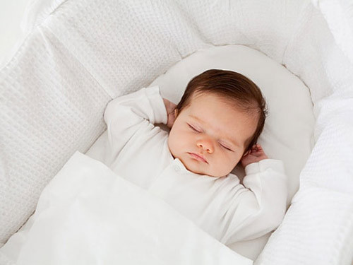 Nếu bé ngưng thở khi ngủ, có dấu hiệu lả đi, da trở nên xanh xao hoặc nhợt nhạt, đặc biệt khi bé trông như đang mắc nghẹn và ngạt thở, rất có thể bé đang trong tình trạng nguy hiểm tính mạng, cần được chăm sóc y tế càng sớm càng tốt. Các bác sĩ sẽ sớm xác định được nguyên nhân dẫn đến tình trạng khẩn cấp ở bé.