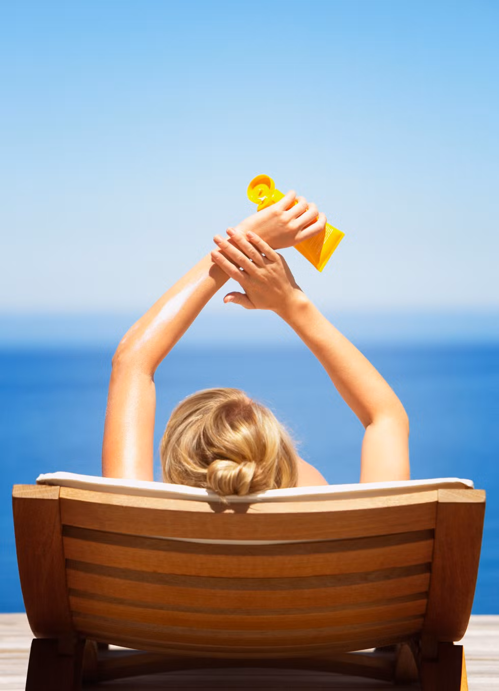 Kem chống nắng. Kem chống nắng sẽ giữ được chất lượng tốt hơn nếu được bảo quản trong tủ lạnh. Bởi khi ở nhiệt độ nóng, kem chống nắng sẽ dễ bị phản ứng như khi chúng ta sử dụng kem dưới ánh nắng vậy.