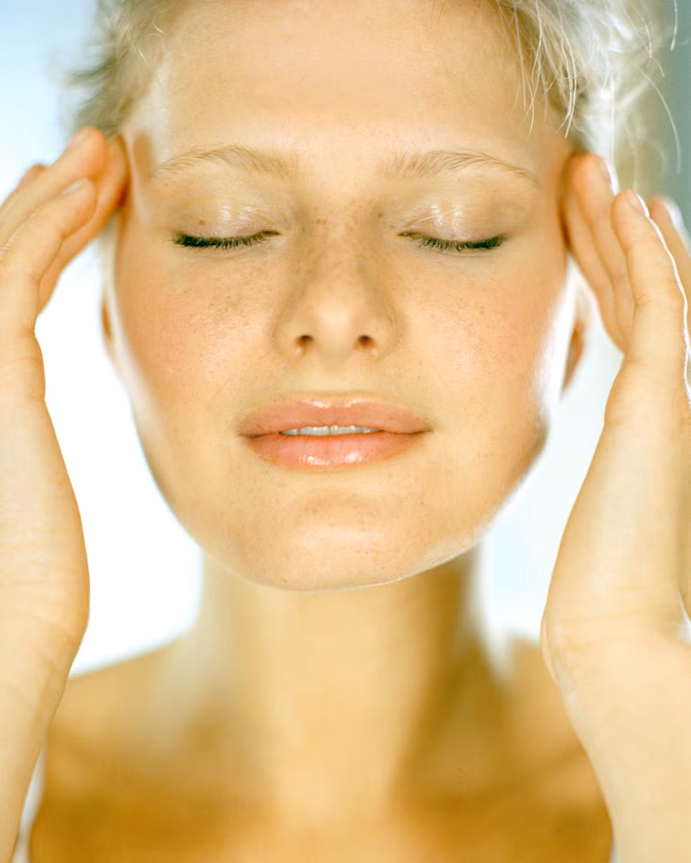 Kem dưỡng từ lô hội. Những sản phẩm từ lô hội bảo quản trong tủ lạnh có thể giúp da bạn làm dịu vết cháy nắng.