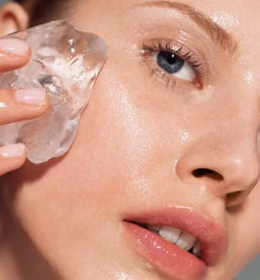 Massage với đá lạnh làm se khít lỗ chân lông. Nếu có điều kiện, sau khi rửa mặt xong bạn có thể massage mặt bằng đá lạnh để lỗ chân lông được se khít trước khi trang điểm.