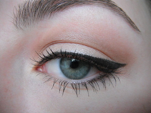 Cách vẽ viền mắt đẹp nhất. Khi kẻ viền mắt (eyeliner), bạn hãy kéo dài đường viền mắt ra quá khỏi đuôi mắt ngoài một chút với một nét bút vẽ chếch lên. Nếu bạn có mí mờ hoặc một mí, cách tốt nhất nên vẽ viền mắt to hơn một chút, còn với người mí rõ, nên vẽ đường viền nhỏ.